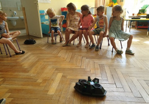 zdjęcie przedstawia grupę dzieci obserwującą działanie drona MakeBlock Airblock